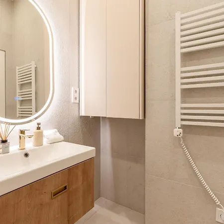 Bed & Breakfast Szerb Boutique Suites, By Bqa